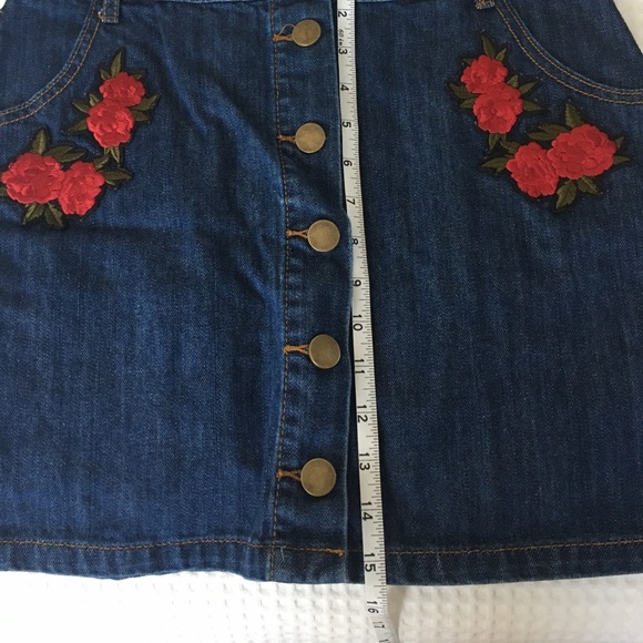 Denim skirt with embroidered flowers - Picture 4 of 6